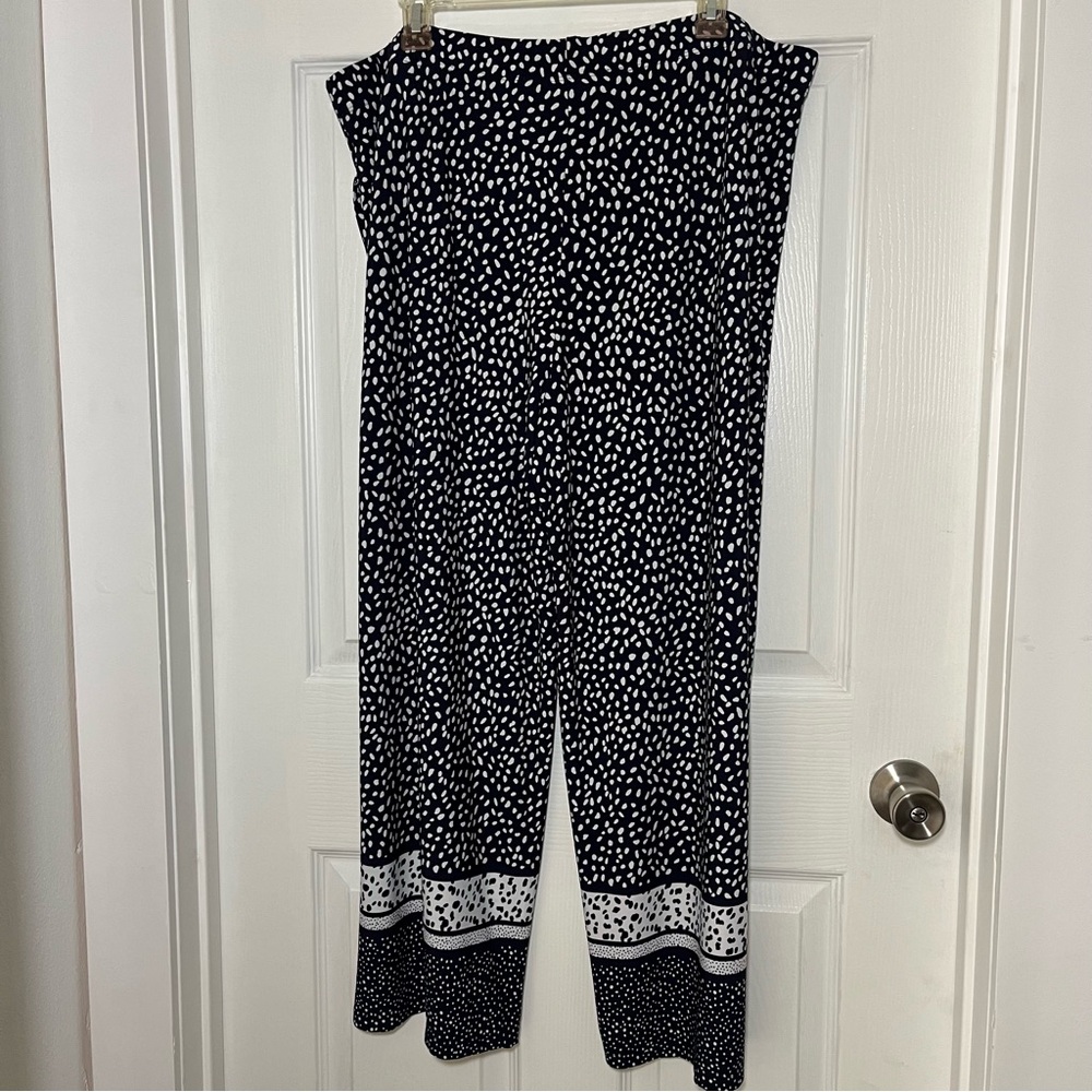 Susan Graver Black and White Patterned Wide Leg Liquid knit pants -petite length - Picture 2 of 6